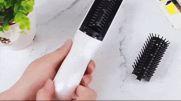 Este gif mostra uma escova de cabelos branca tendo a tampa onde coloca-se as pilhas sendo aberta